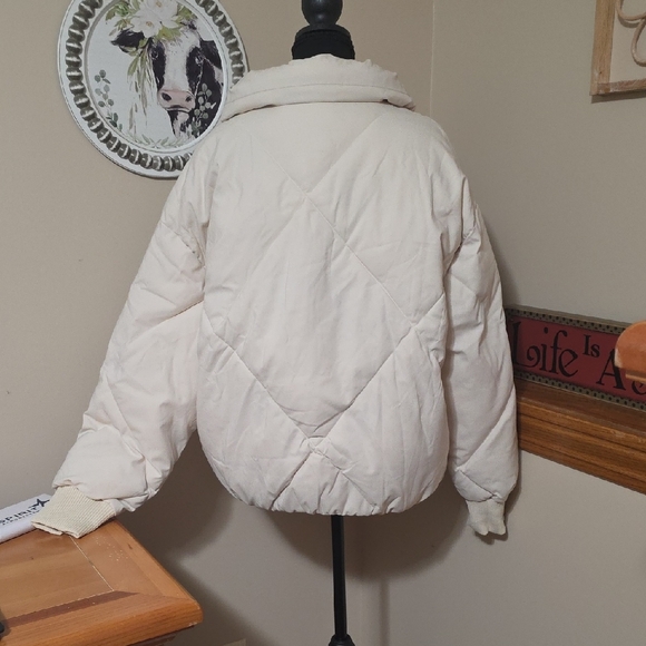 Elegant Beige Puffer Jacket for Women - Picture 3 of 8